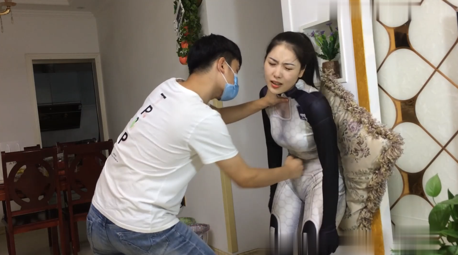 【剧情对话】未然连体紧身衣重击小腹打吐