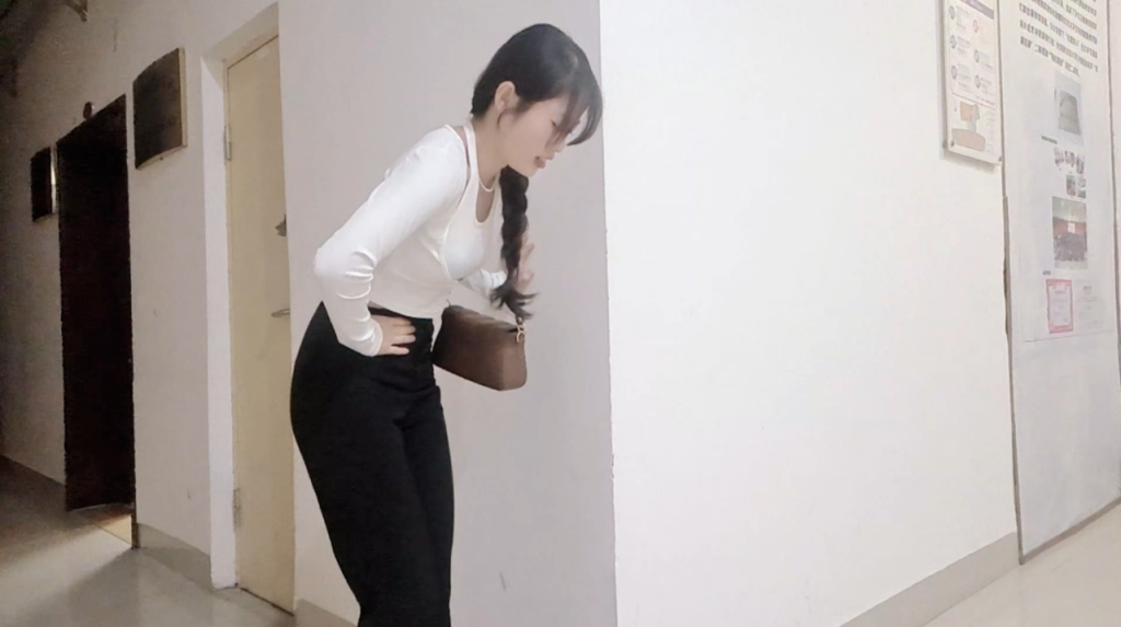 大眼妹音乐教室肚子疼