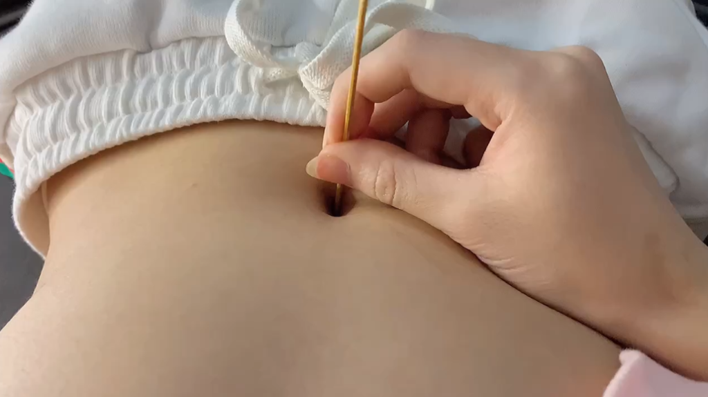 漂亮小姐姐牙签重桶肚脐