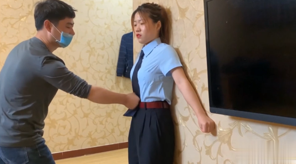 国产悦儿蓝色露脐装重击