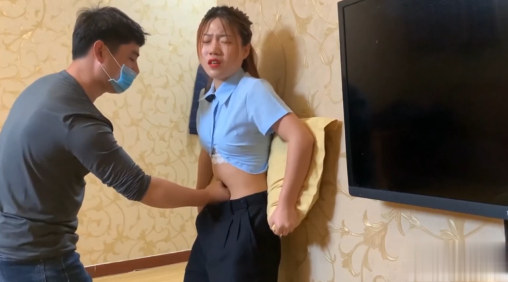 国产悦儿蓝色露脐装重击