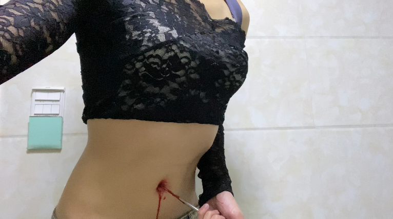 苗条细腰女同好捅脐出血