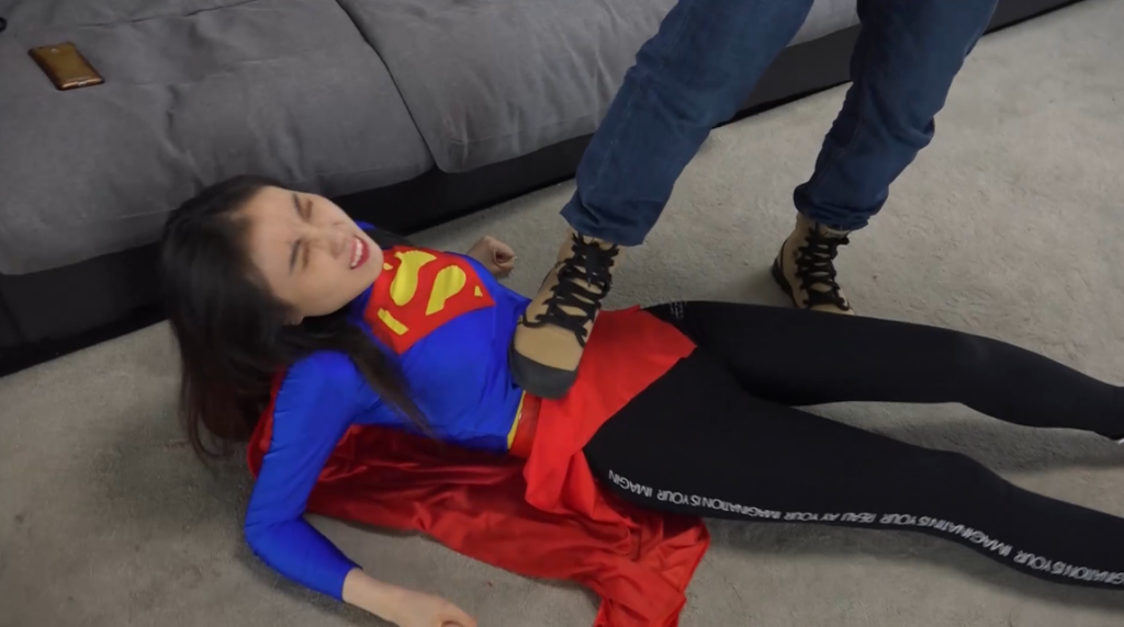 琳琳女超人坐肚子