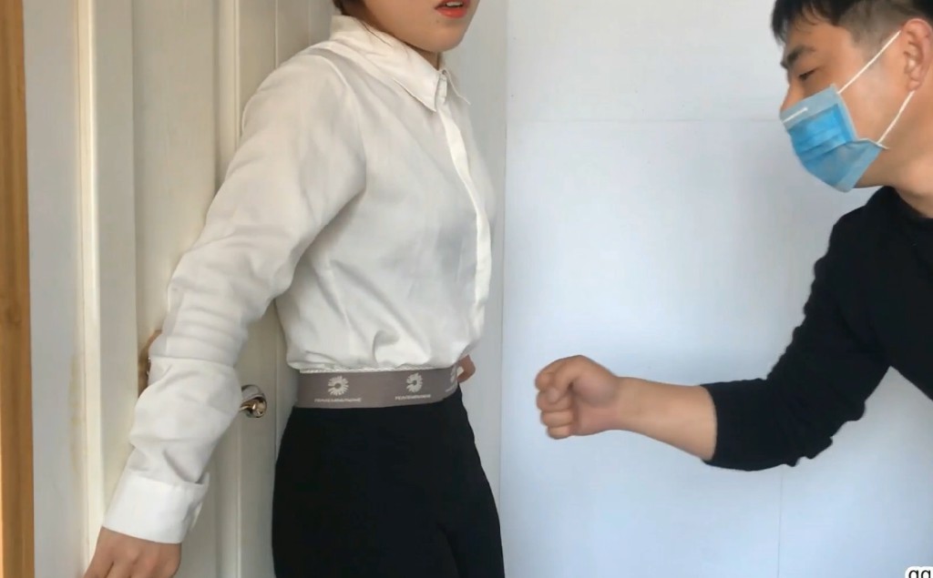 悦儿西服瑜伽裤重击小腹