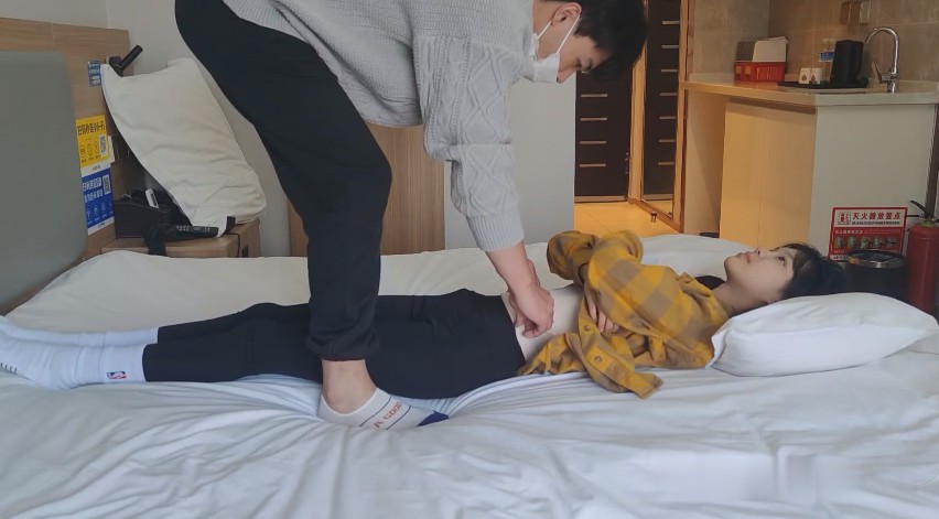 超美清纯小姐姐打踩小腹