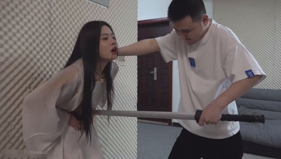 国产剧情古装刺腹吐血_