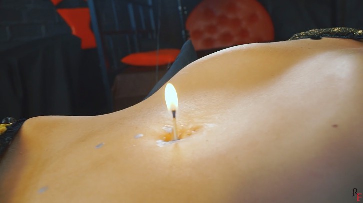 多道具玩虐肚皮舞女友肚脐