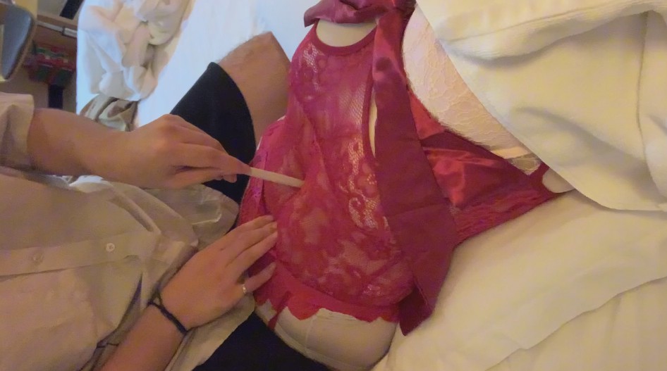 红色情趣衣被捅打肚子肚脐