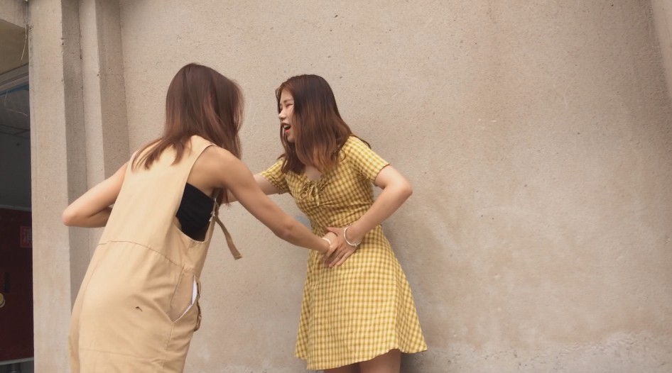 A5-AA闺蜜互打肚子