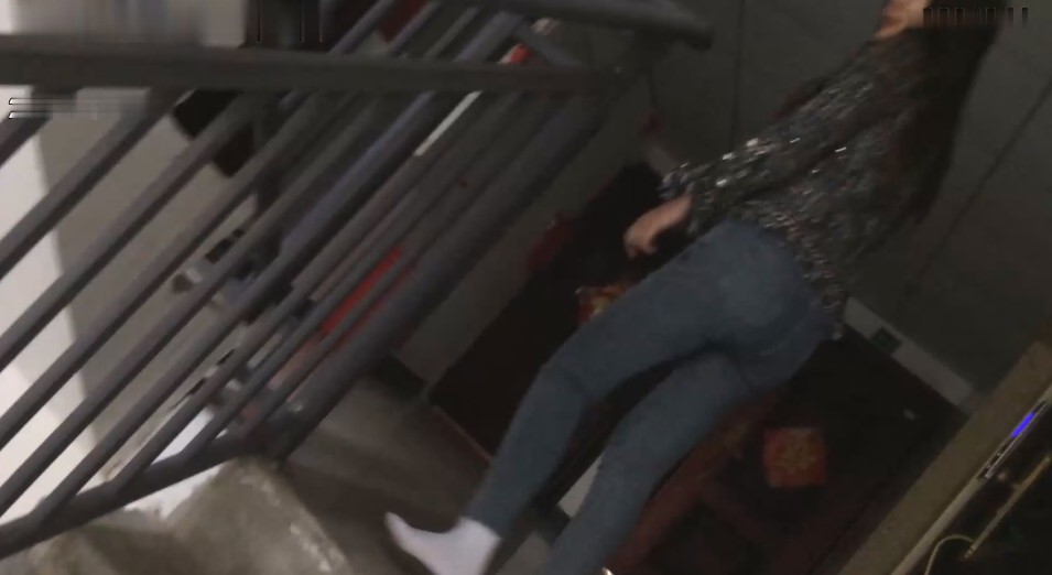 TM少妇TT红裙小腹暴打