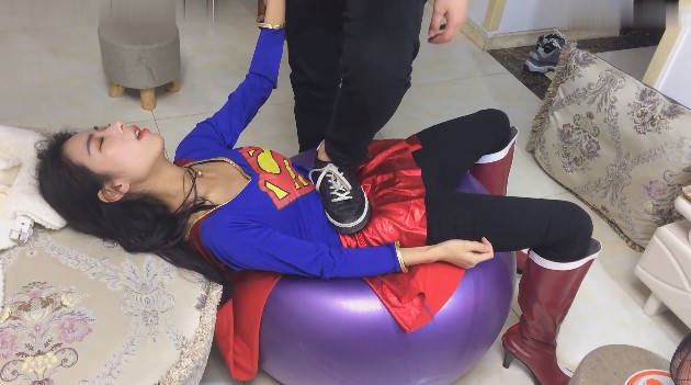 TM最新AA女超人吊绑重力打肚踩