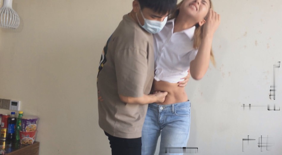 楚楚低腰牛仔打吐