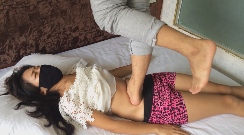 钰钰 5 踩肚子 很扁