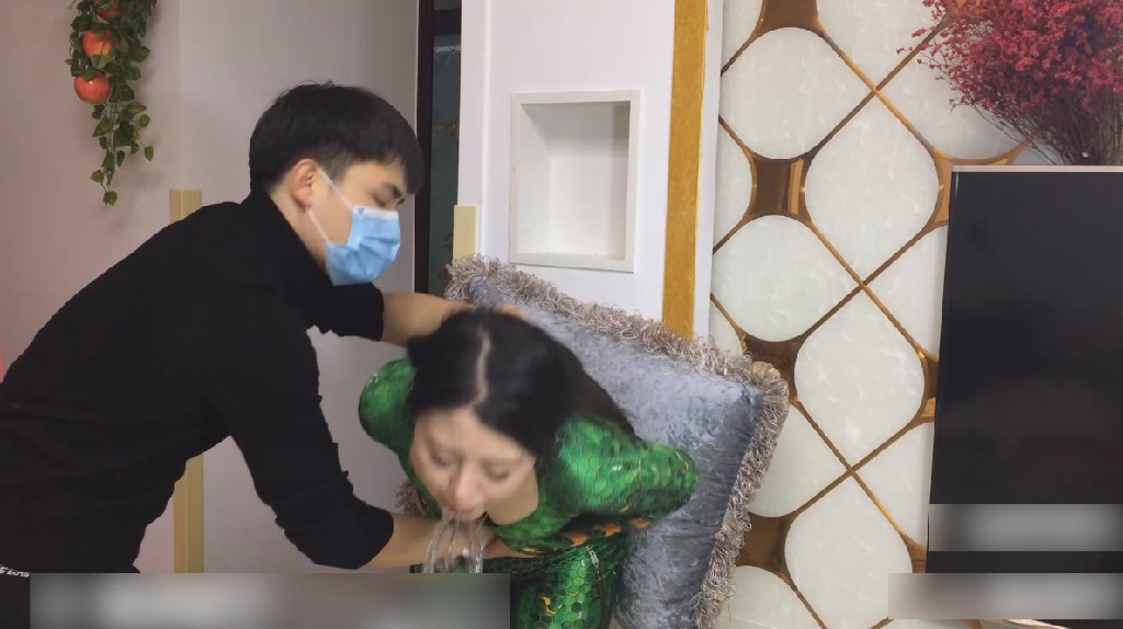 婉儿睡袍+海后紧身衣重击打吐