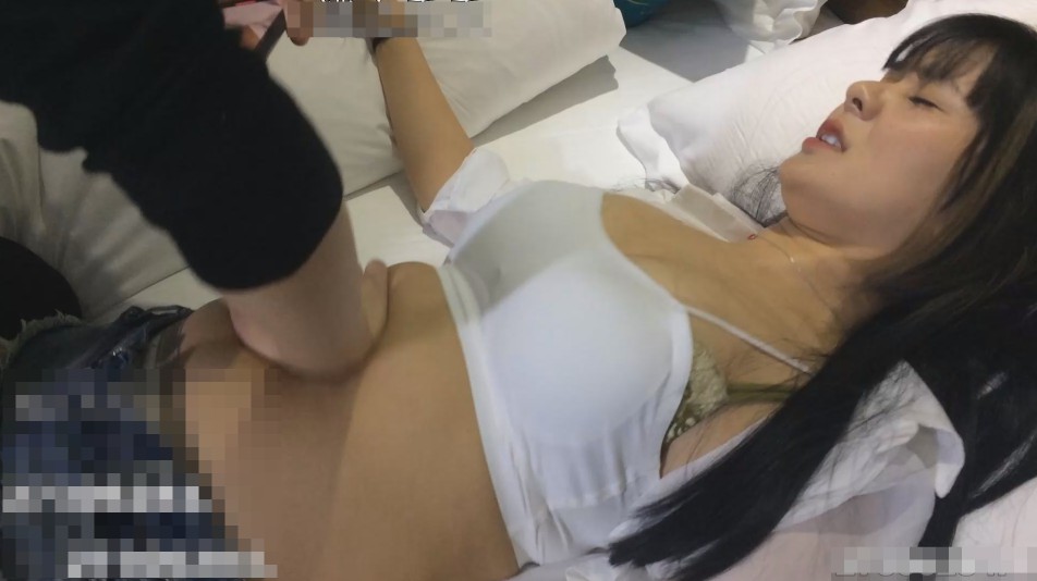 TMO斯丽丽被按压肚子咕噜水声