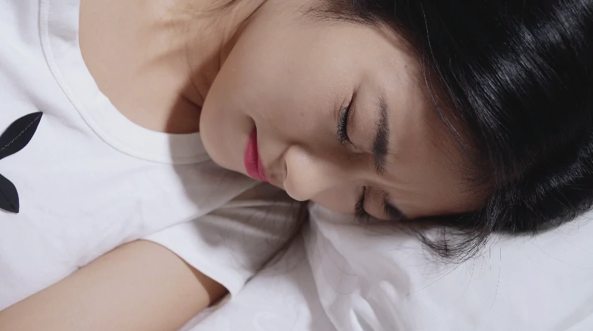 【时光4k】白T恤肚子疼