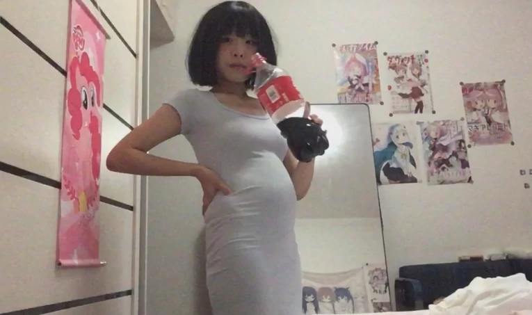 短发女紧身衣撑大2