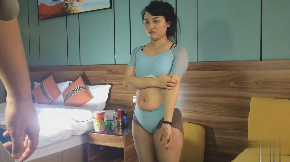 TMO吊打灰丝泳衣少妇腹