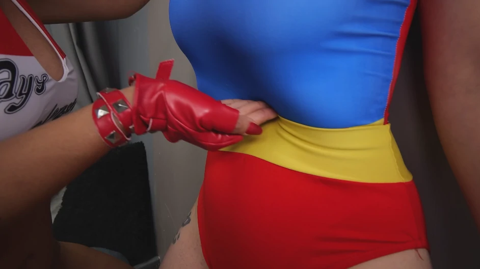 紧身衣女超人WhenHarleyAttacksKerCalis