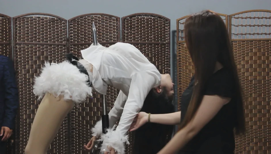 订拍剑穿女魔术师肚