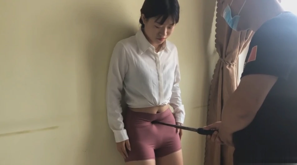 悦儿白衬衣瑜伽短裤小腹重捅01