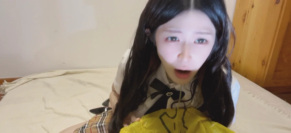 油亮丝袜狮驼岭JK女妖被入腹