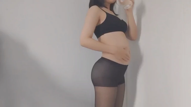 18岁黑丝短发妹喝水撑大