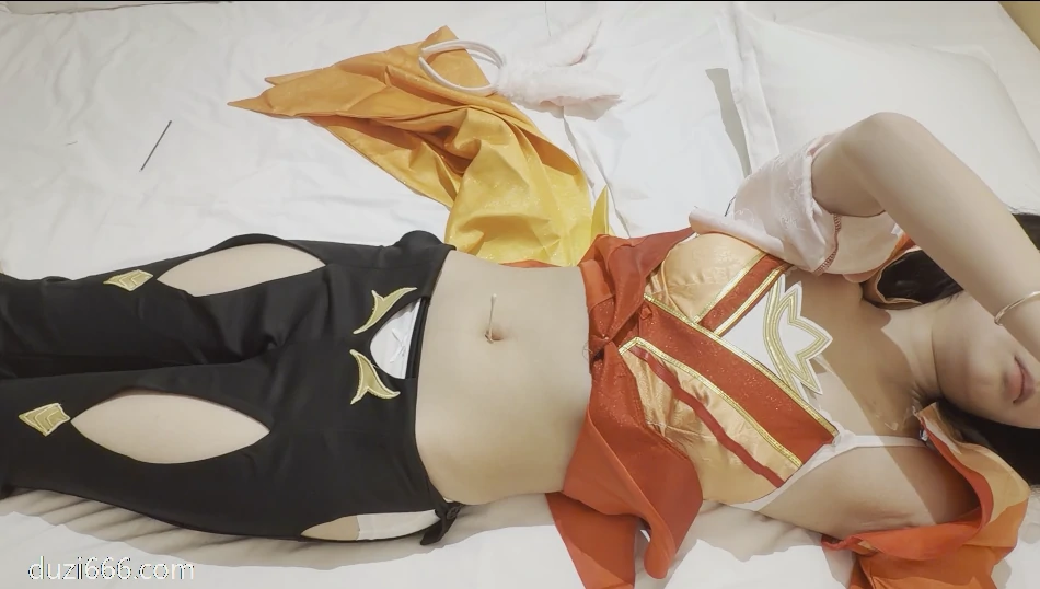 中国实践女大学生Coser公孙离的肚脐